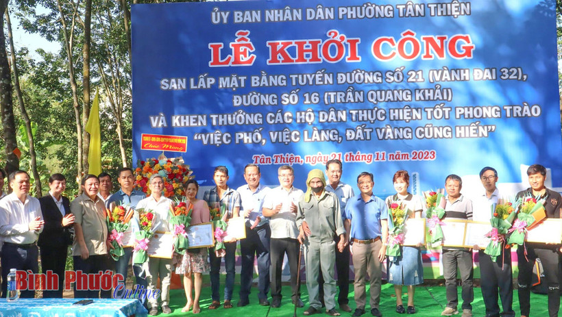Lãnh đạo thành phố Đồng Xoài và lãnh đạo phường Tân Thiện trao Giấy khen, tặng hoa tuyên dương các hộ dân tiêu biểu. (Nguồn: báo Bình Phước)