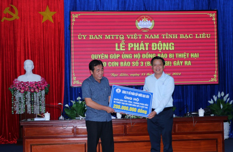 Các công ty, đơn vị trao bảng tượng trưng ủng đồng bào các tỉnh phía Bắc bị thiệt hại do bão số 3. (Ảnh: Tuấn Kiệt/TTXVN)