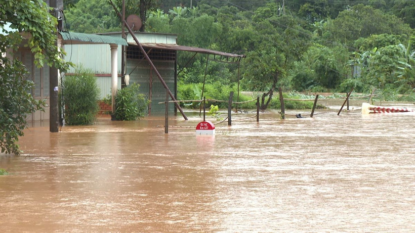 Mưa lớn khiến nhiều cây cầu và tuyến đường ở Bù Gia Mập (Bình Phước) bị ngập sâu. (Ảnh: TTXVN phát)
