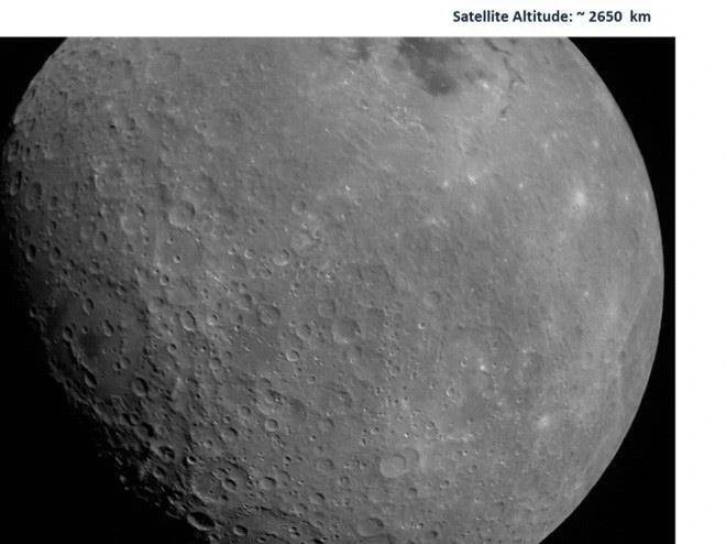 Hình ảnh đầu tiên về Mặt Trăng được chụp bởi tàu thăm dò Chandrayaan-2 của Ấn Độ. (Ảnh: ISRO/TTXVN)