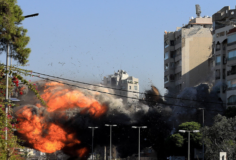 Khói lửa bốc lên sau vụ không kích của Israel xuống ngoại ô Beirut, Liban. (Ảnh: THX/TTXVN)