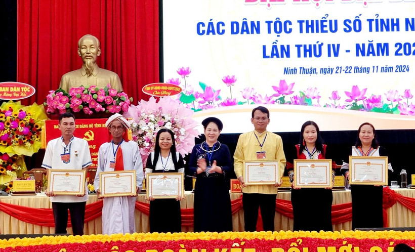 Các tập thể, cá nhân có thành tích xuất sắc trong công tác dân tộc nhận Bằng khen của Bộ Trưởng, Chủ nhiệm Ủy ban Dân tộc. (Ảnh: Nguyễn Thànn/TTXVN)