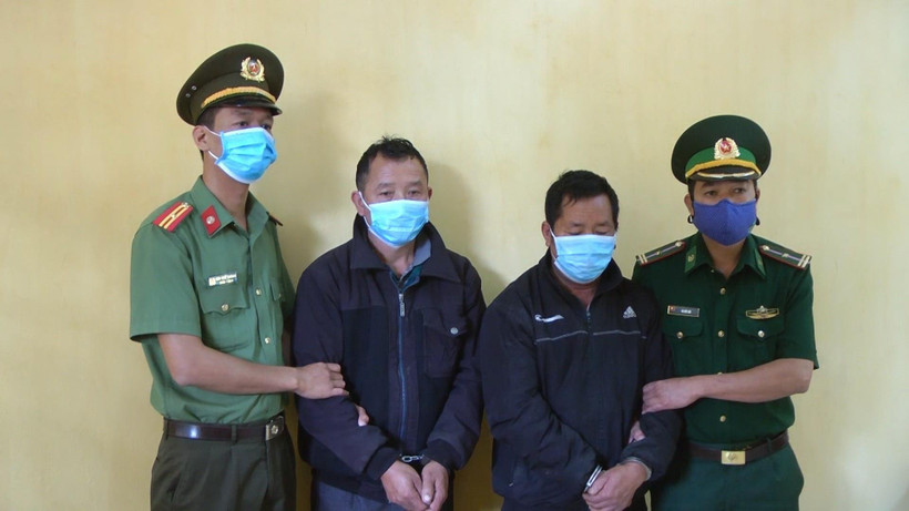 Hai đối tượng Giàng A Sủ và Giàng Seo Nhờ tại cơ quan điều tra. (Ảnh: Lục Thu Hương/TTXVN)