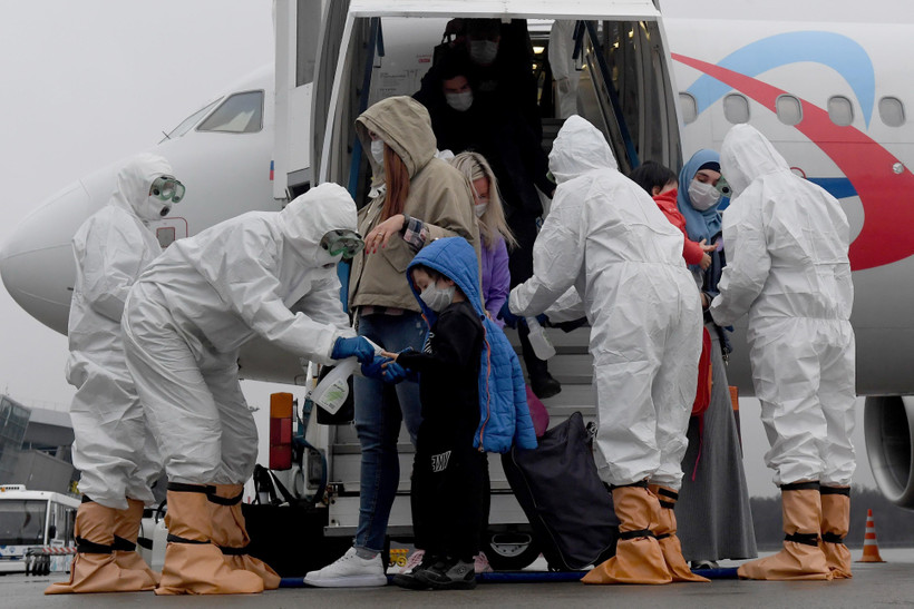 Nhân viên xịt khử khuẩn cho hành khách tại sân bay Kazan, Nga nhằm ngăn dịch COVID-19 lây lan, ngày 21/4/2020. (Ảnh: THX/TTXVN)