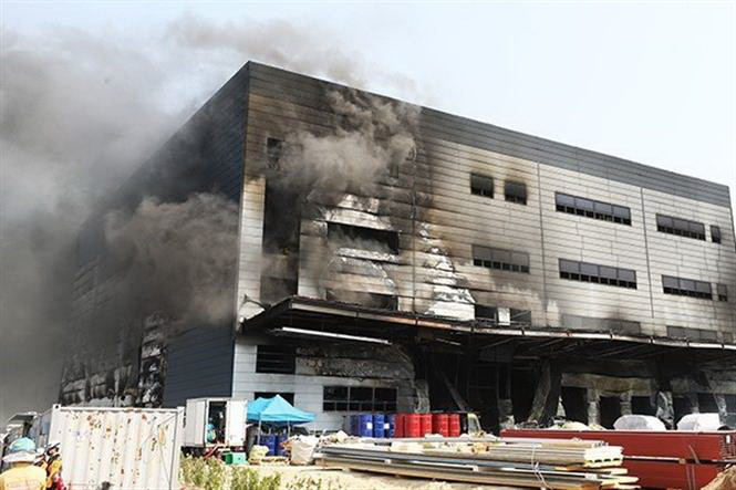 Hiện trường vụ hỏa hoạn tại công trường xây dựng nhà kho thành phố Icheon, tỉnh Gyeonggi, Hàn Quốc ngày 29/4/2020. (Ảnh: Yonhap/TTXVN)