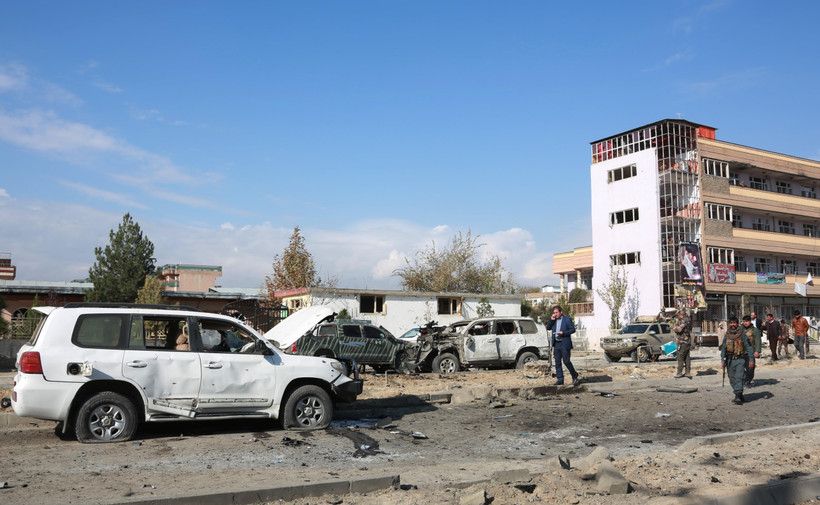 Nhân viên an ninh Afghanistan điều tra tại hiện trường một vụ đánh bom do phiến quân Taliban tiến hành ở Kabul ngày 13/11/2019. (Ảnh: THX/TTXVN)