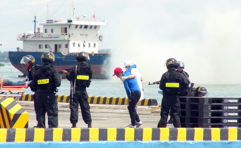 Diễn tập phòng chống khủng bố, bảo đảm an ninh cảng biển. (Ảnh: Đỗ Trưởng/TTXVN)