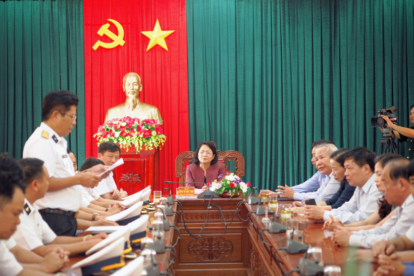 Phó Chủ tịch nước Đặng Thị Ngọc Thịnh làm việc với Bộ Tư lệnh Vùng 4 Hải quân. (Ảnh: Tiên Minh/TTXVN)