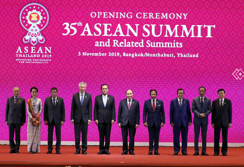 Thủ tướng Nguyễn Xuân Phúc và Trưởng đoàn các nước ASEAN chụp ảnh chung tại lễ khai mạc. (Ảnh: Thống Nhất/TTXVN)