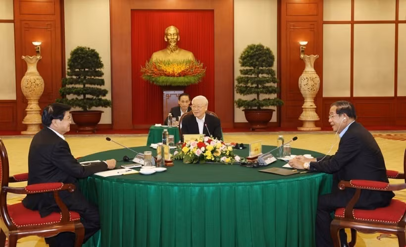 Tổng Bí thư Nguyễn Phú Trọng cùng Chủ tịch Đảng Nhân dân Campuchia, Thủ tướng Campuchia Hun Sen và Tổng Bí thư, Chủ tịch nước Lào Thongloun Sisoulith tại Cuộc gặp cấp cao Việt Nam-Campuchia-Lào (Hà Nội, 26/9/2021). (Ảnh: Trí Dũng/TTXVN)