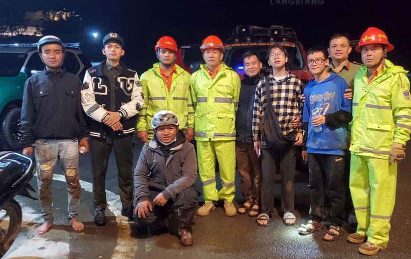 3 du khách được cứu hộ an toàn (đứng gần nhau, thứ 3, 4, 5 từ phải sang) cùng các thành viên đội cứu hộ. (Ảnh: Quốc Hùng/TTXVN phát)