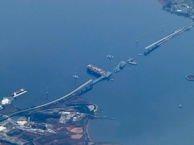 Hiện trường vụ sập cầu Francis Scott Key ở thành phố Baltimore, bang Maryland (Mỹ), sau khi bị tàu chở hàng đâm trúng, ngày 31/3. (Ảnh: AFP/TTXVN)