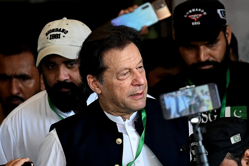 Cựu Thủ tướng Pakistan Imran Khan (giữa) rời khỏi tòa án tối cao ở Islamabad ngày 26/7/2023. (Ảnh: AFP/TTXVN)