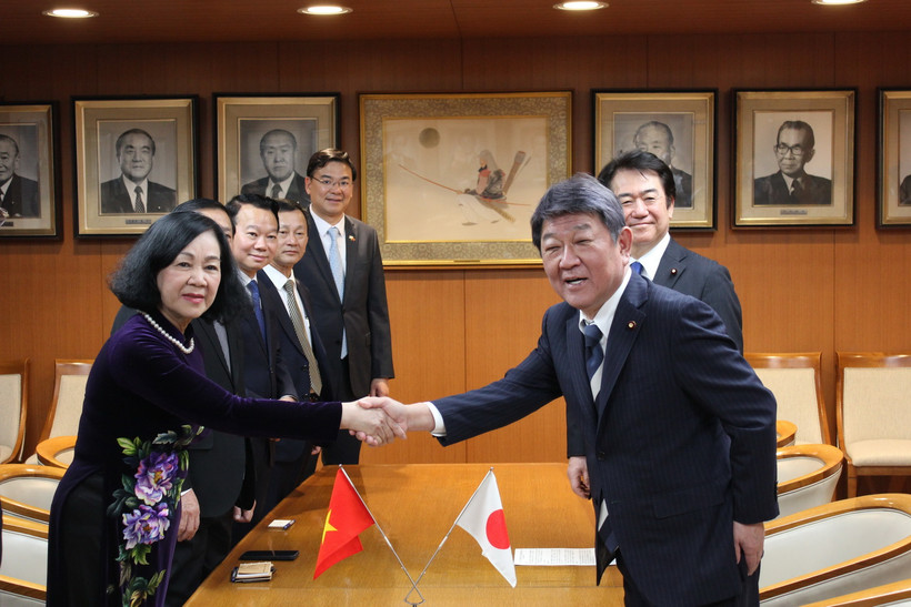 Thường trực Ban Bí thư Trương Thị Mai hội kiến Tổng Thư ký Đảng Dân chủ Tự do (LDP) cầm quyền Motegi Toshimitsu. (Ảnh: Nguyễn Tuyến/TTXVN) 