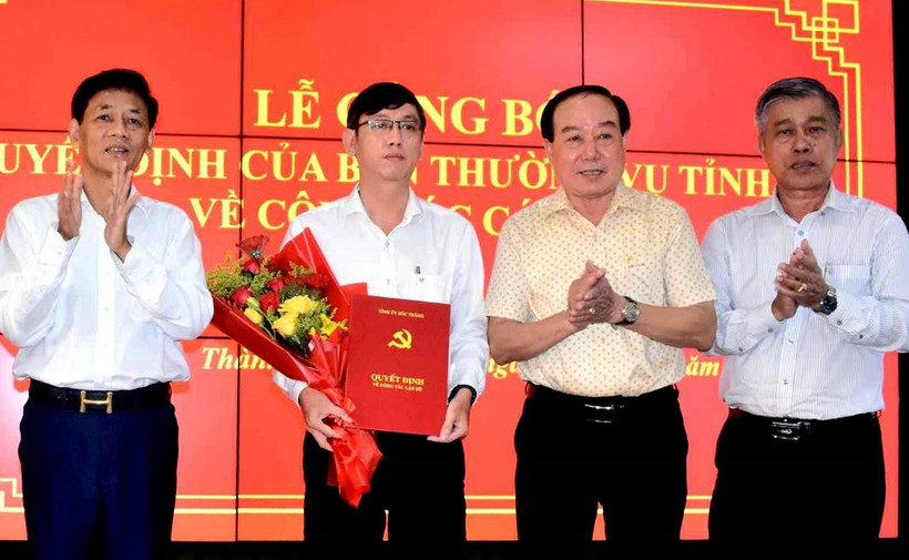 Tân Bí thư Thành ủy Sóc Trăng Thái Đăng Khoa nhận Quyết định và hoa chúc mừng. (Ảnh TTXVN phát)