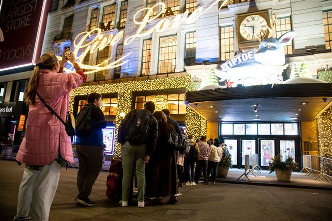 Người dân xếp hàng bên ngoài một cửa hàng trong ngày Black Friday. (Ảnh: THX/TTXVN)