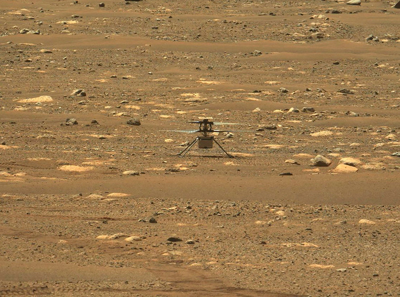 (Ảnh do NASA cung cấp): Thiết bị bay Ingenuity thực hiện chuyến bay đầu tiên trên Sao Hỏa, ngày 19/4/2021. (Ảnh: AFP/TTXVN)