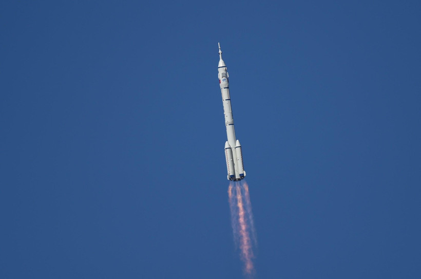 Tàu Thần Châu 12 được phóng lên bằng tên lửa đẩy Trường Chinh 2F từ bãi phóng Tửu Tuyền trên sa mạc Gobi ở phía Tây Bắc Trung Quốc, ngày 17/6. (Ảnh: THX/TTXVN)