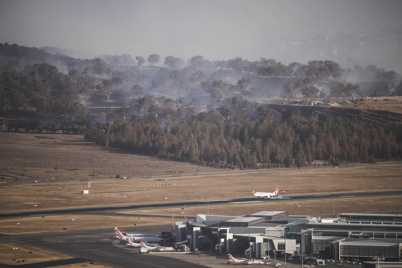 Khói bốc lên từ đám cháy rừng tại khu vực giữa Canberra và Queanbeyan của Australia ngày 22/1/2020. (Ảnh: THX/TTXVN)