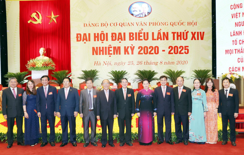 Chủ tịch Quốc hội Nguyễn Thị Kim Ngân chụp ảnh lưu niệm với các đại biểu dự Đại hội. (Ảnh: Trọng Đức/TTXVN)