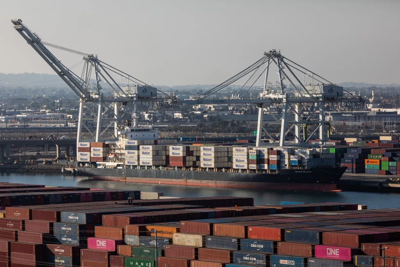 Tàu hàng tại Cảng Long Beach, California, Mỹ. (Ảnh: AFP/TTXVN)