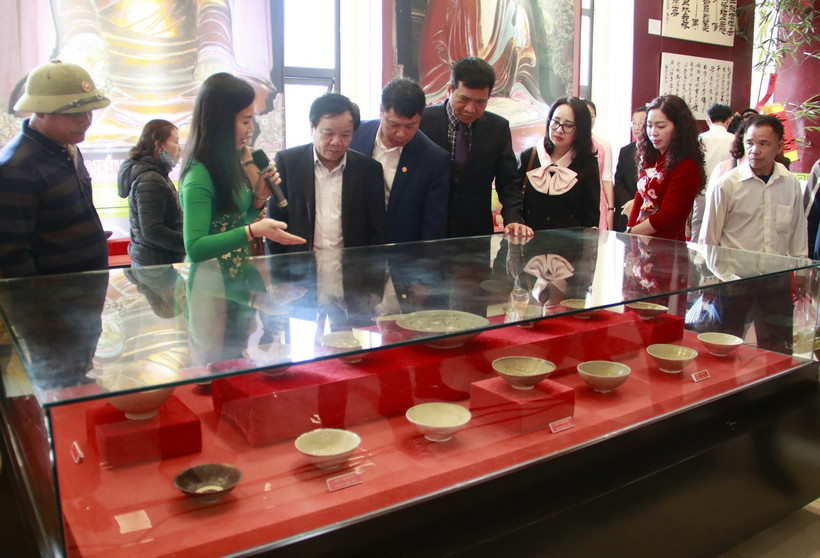 Đại biểu và du khách tham quan khu trưng bày "Cổ vật tiêu biểu thời Lý-Trần trên địa bàn tỉnh Bắc Giang." (Ảnh: Đồng Thúy/TTXVN)
