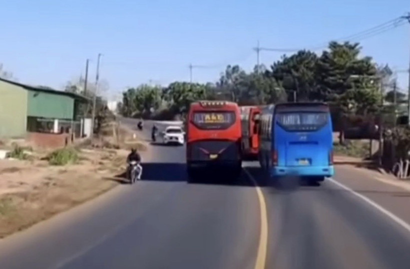 Hình ảnh xe khách vượt tại nơi cấm vượt, gây nguy hiểm cho người tham gia giao thông. (Ảnh: TTXVN phát)