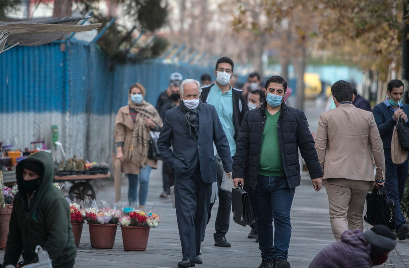 Người dân đeo khẩu trang phòng lây nhiễm COVID-19 tại Tehran, Iran. (Ảnh: THX/TTXVN)