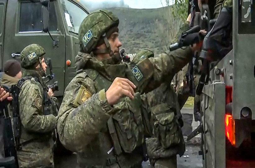 Binh sỹ thuộc lực lượng gìn giữ hòa bình Nga tới Azerbaijan. (Ảnh: AFP/TTXVN))