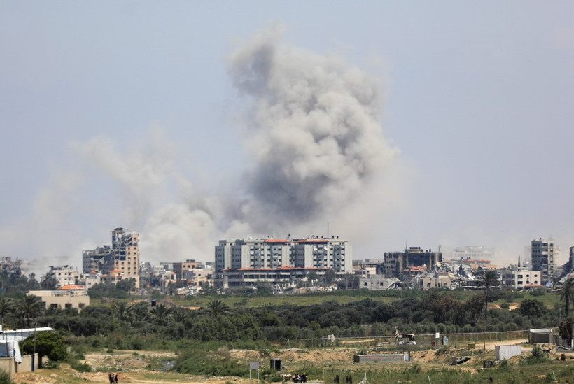 Khói bốc lên sau cuộc không kích của Israel xuống Dải Gaza. (Ảnh: THX/TTXVN)