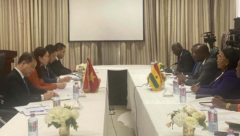 Thứ trưởng Nguyễn Minh Hằng hội đàm với Thứ trưởng Ngoại giao và hội nhập khu vực Ghana Kwaku Ampratwum Sarpong. (Nguồn: Báo Thế giới và Việt Nam)