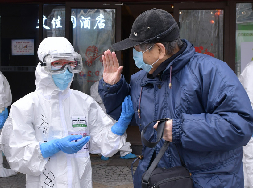 Bệnh nhân nhiễm COVID-19 tạm biệt bác sĩ sau khi được chữa khỏi tại bệnh viện ở Vũ Hán, tỉnh Hồ Bắc, Trung Quốc, ngày 10/3/2020. (Ảnh: THX/TTXVN)