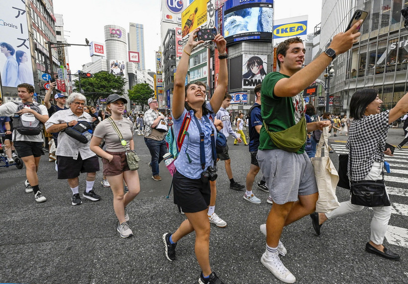 Khách du lịch tại Tokyo, Nhật Bản. (Ảnh: Kyodo/TTXVN)