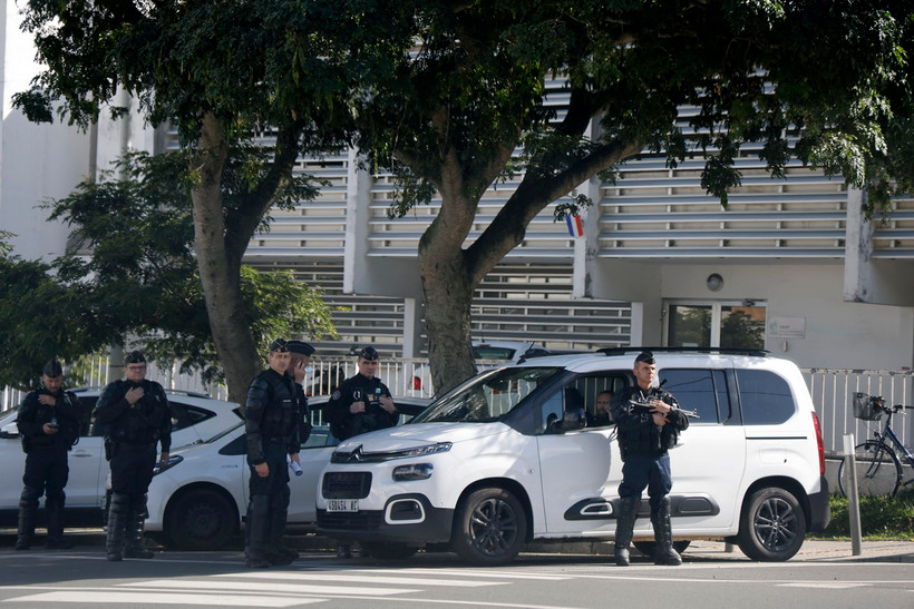 Lực lượng an ninh gác tại Noumea, vùng lãnh thổ New Caledonia, Pháp. (Ảnh: AFP/TTXVN)