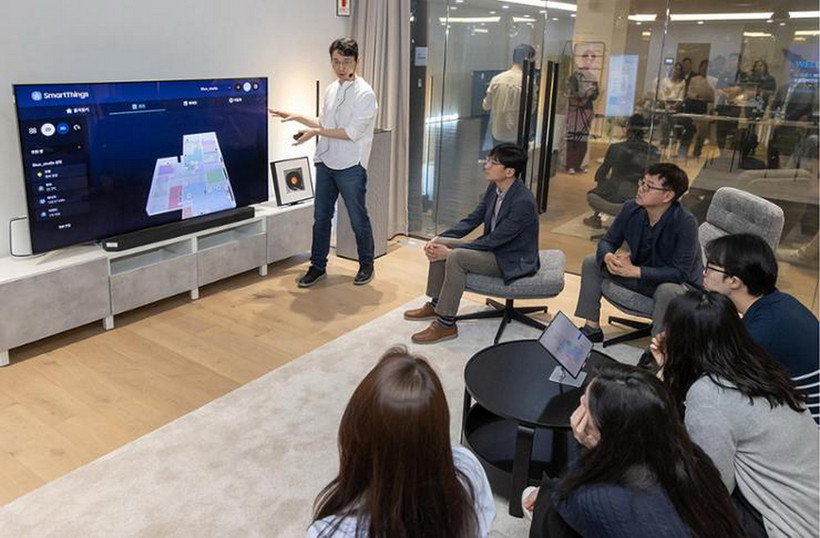 Một nhân viên của Samsung Electronics giới thiệu dịch vụ chăm sóc cho phép người dùng điều khiển từ xa các thiết bị gia dụng của cha mẹ họ. (Nguồn: Samsung)