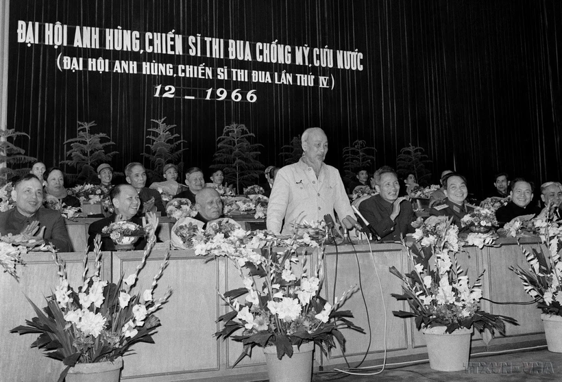Chủ tịch Hồ Chí Minh phát biểu tại Đại hội Anh hùng, Chiến sỹ thi đua chống Mỹ, cứu nước (Đại hội Anh hùng Chiến sỹ Thi đua lần thứ IV) tháng 12/1966, tại Hà Nội. (Ảnh: TTXVN)