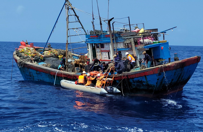 Hai thuyền viên đã bơi đến tàu cá hoạt động gần đó và được cứu vớt an toàn. (Ảnh minh họa. TTXVN phát)