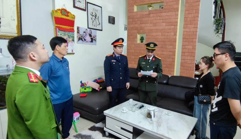 Cơ quan An ninh điều tra, Công an tỉnh Hà Nam tiến hành khám xét tại chỗ ở và nơi làm việc của bị can trong vụ án. (Ảnh: cand.com.vn)