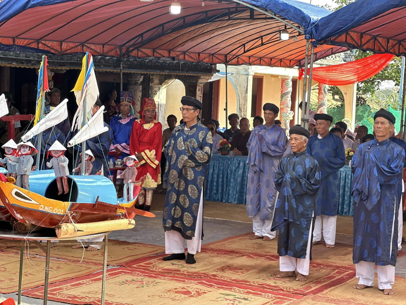 Nghi thức tế lễ của Ban khánh tiết Đình làng An Hải. (Ảnh: TTXVN phát)