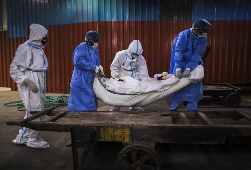 Chuyển thi thể bệnh nhân tử vong do COVID-19 tại New Delhi, Ấn Độ. (Ảnh: AFP/TTXVN)