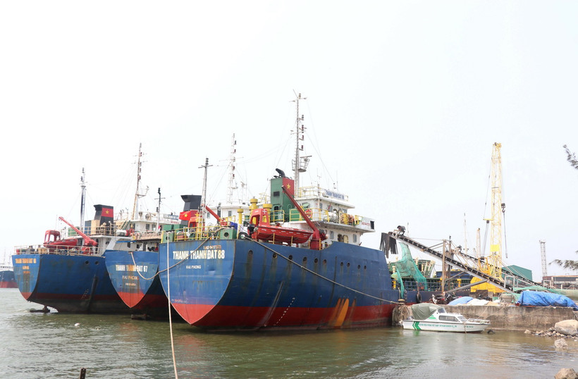 Tàu tải trọng lớn cập cảng biển Cửa Việt (Quảng Trị) để nhận hàng trên Hành lang Kinh tế Đông-Tây. (Ảnh: Nguyên Lý/TTXVN)