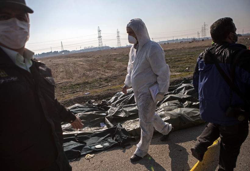 Nhân viên cứu hộ làm nhiệm vụ tại hiện trường máy bay Boeing 737 gặp nạn ở gần thủ đô Tehran, Iran. (Ảnh: THX/TTXVN)