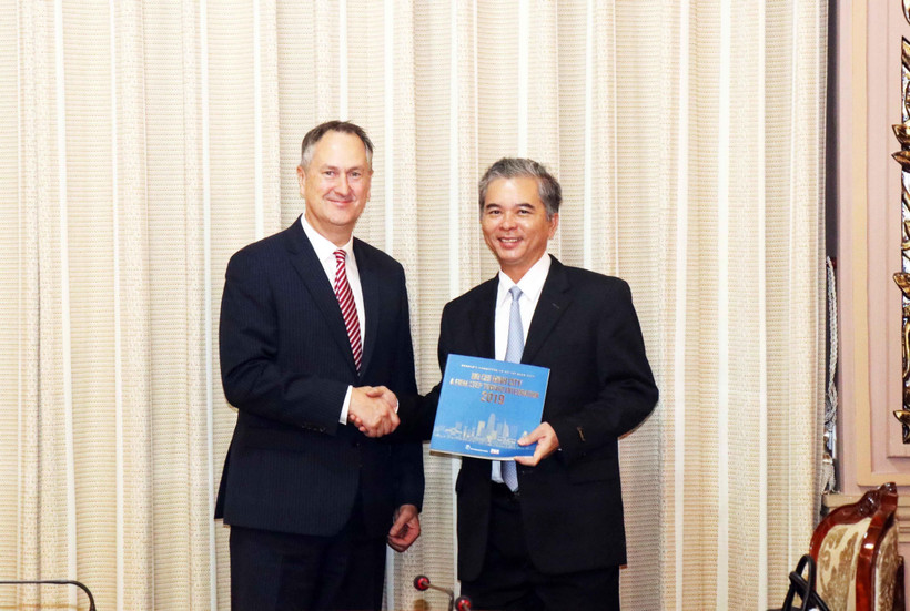 Phó Chủ tịch ủy ban Nhân dân Thành phố Hồ Chí Minh tiếp ông Chris Clark. (Ảnh: Xuân Khu/TTXVN)