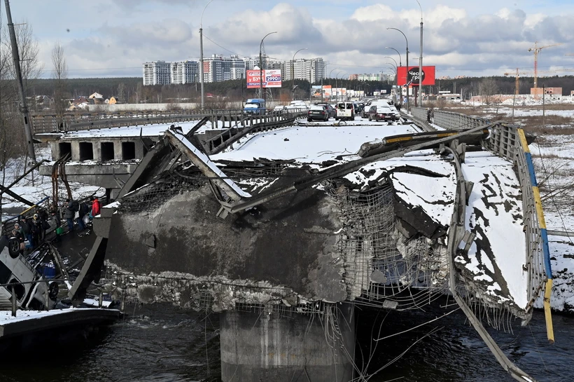 Một cây cầu bị phá hủy trong xung đột tại thành phố Irpin, Ukraine, ngày 8/3/2022. (Ảnh: AFP/TTXVN)