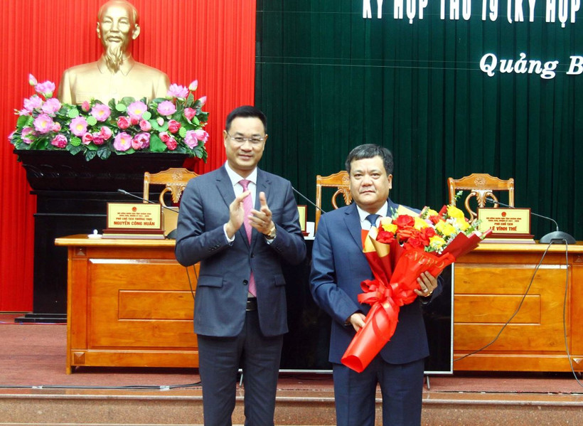 Bí thư Tỉnh ủy Quảng Bình Lê Ngọc Quang tặng hoa chúc mừng Chủ tịch Ủy ban Nhân dân tỉnh Trần Phong. (Ảnh: Tá Chuyên/TTXVN)