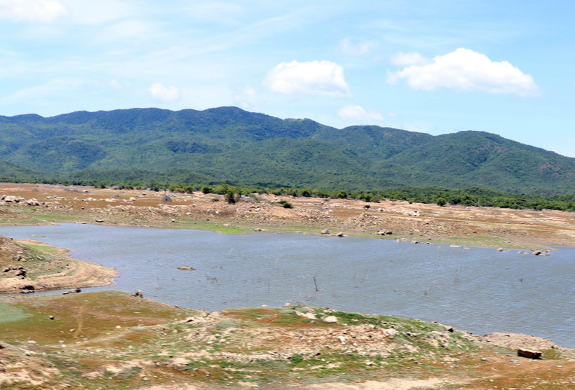Nhiều hồ chứa nước ở Ninh Thuận sắp cạn kiệt, gây khó khăn cho sản xuất vụ mùa 2019. (Ảnh: Công Thử/TTXVN)