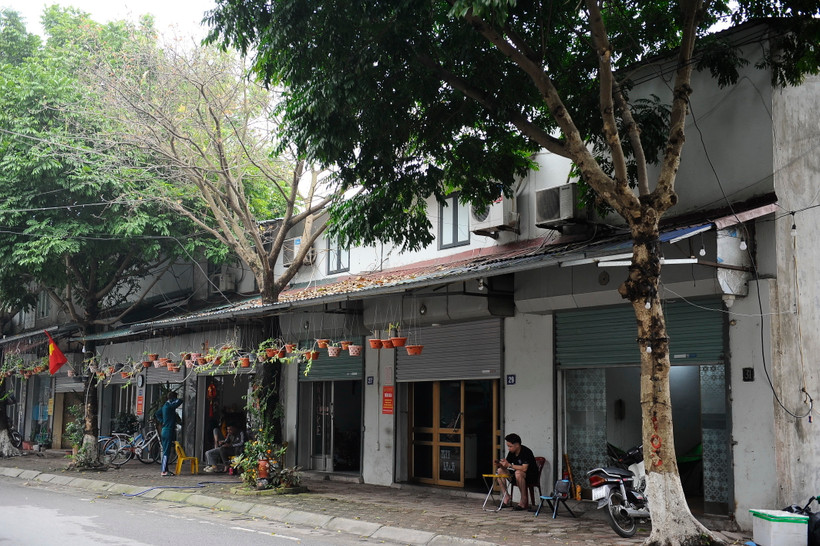 Dãy kiốt xây dựng trên đất công tại xã Nam Hồng (huyện Đông Anh) thuộc diện giải phóng mặt bằng xây dựng công trình phúc lợi. (Ảnh: Minh Nghĩa/TTXVN)