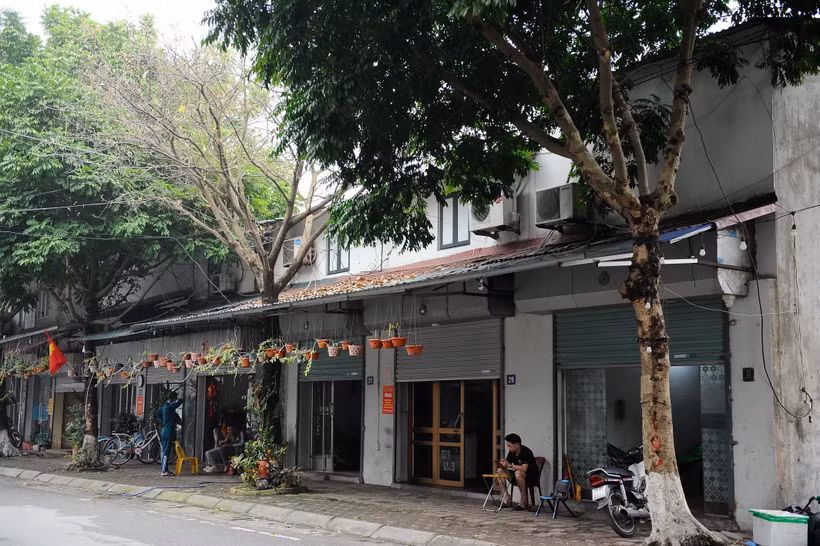 Dãy kiốt xây dựng trên đất công tại xã Nam Hồng (huyện Đông Anh) thuộc diện giải phóng mặt bằng xây dựng công trình phúc lợi. (Ảnh: Minh Nghĩa/TTXVN)