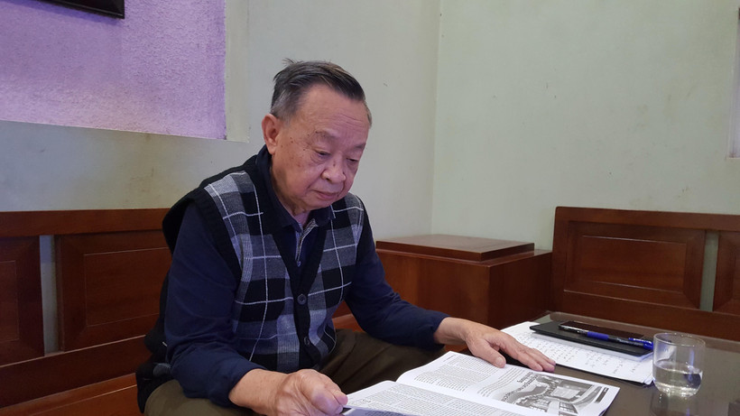 Kỹ sư Phạm Lộc đang say sưa đọc Nội san Thông tấn. (Ảnh: Đinh Thuận/TTXVN)