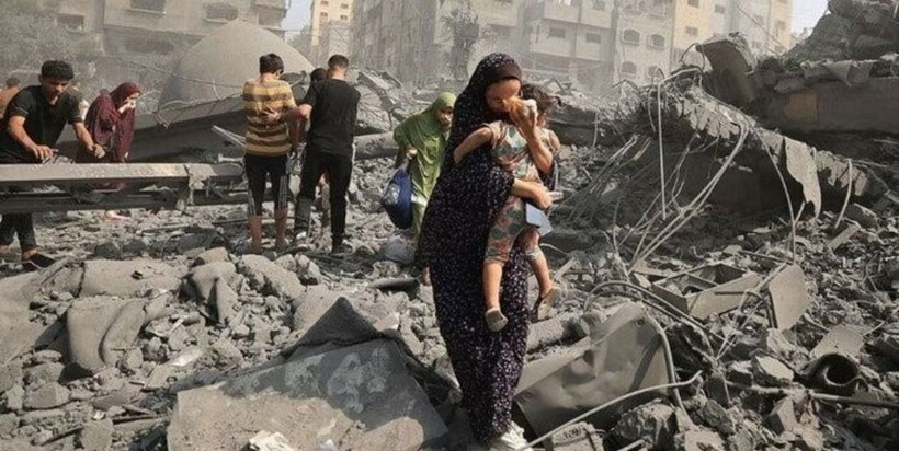 Cảnh đổ nát sau các vụ không kích của Israel tại Dải Gaza, ngày 29/12/2023. (Ảnh: IRNA/TTXVN)